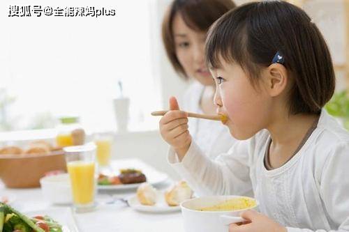 六个月宝宝馋饭不吃奶六个月宝宝馋饭不吃奶，营养过渡与辅食添加的注意事项