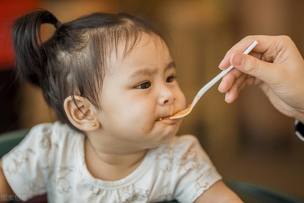 4个月大的宝宝吃什么辅食关于四个月大的宝宝辅食的选择与安排